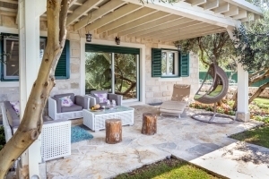 Quels meubles extérieurs choisir pour créer une ambiance relaxante dans votre poolhouse ?