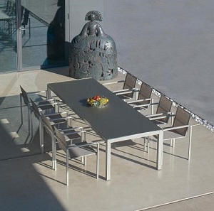 Choisir sa table de terrasse parmi des meubles de jardin de qualité à Namur