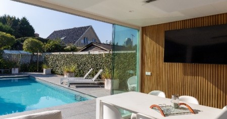 Gillot Jardin vous conseille pour meubler votre poolhouse avec un salon de jardin design