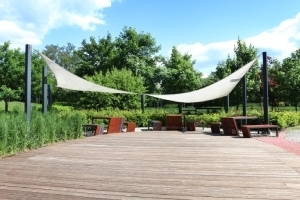Les voiles d’ombrage, une alternative aux parasols pour abriter votre terrasse du soleil