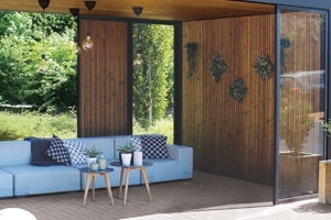 Un espace lounge dans votre jardin grâce à une structure bois - alu sur mesure