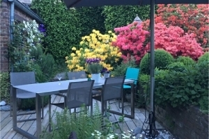 Mobilier de jardin, planchas et barbecues, parasols et voiles d’ombrage… Comment créer une ambiance cozy et estivale dans votre jardin ?