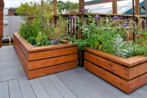 Jardinière, bac à fleurs, compost… Les accessoires de jardin indispensables à votre décoration extérieure 