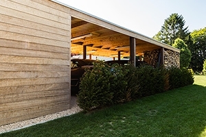 Protégez votre voiture des feuilles mortes et de la pluie grâce à un carport moderne en bois