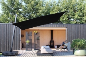 Choisissez un parasol qui s’adapte au vent pour ombrager votre terrasse ou balcon